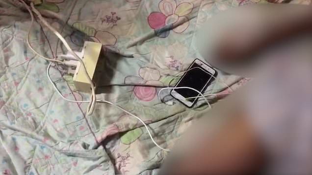 Dây sạc hỏng nên dùng băng dính quấn tạm, cô gái bị điện giật tử vong