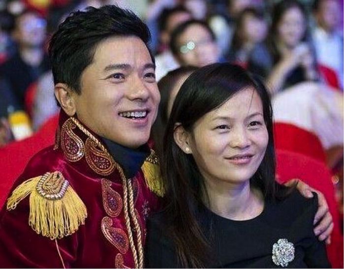 Tỷ phú giàu thứ 2 Trung Quốc và người vợ tuyệt vời luôn bên chồng