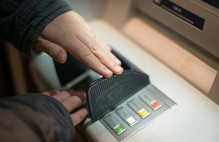 Để tránh trộm tiền từ ATM, cần che kỹ khi rút tiền, bảo mật thông tin