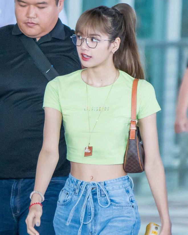 Diện crop top sexy, Lisa chứng minh mình không hề là “bức tường thành”