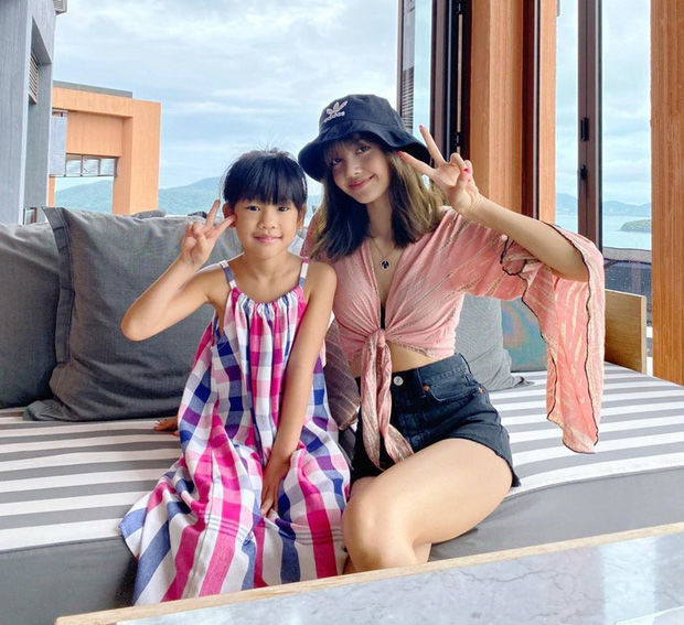 Diện crop top sexy, Lisa chứng minh mình không hề là “bức tường thành”