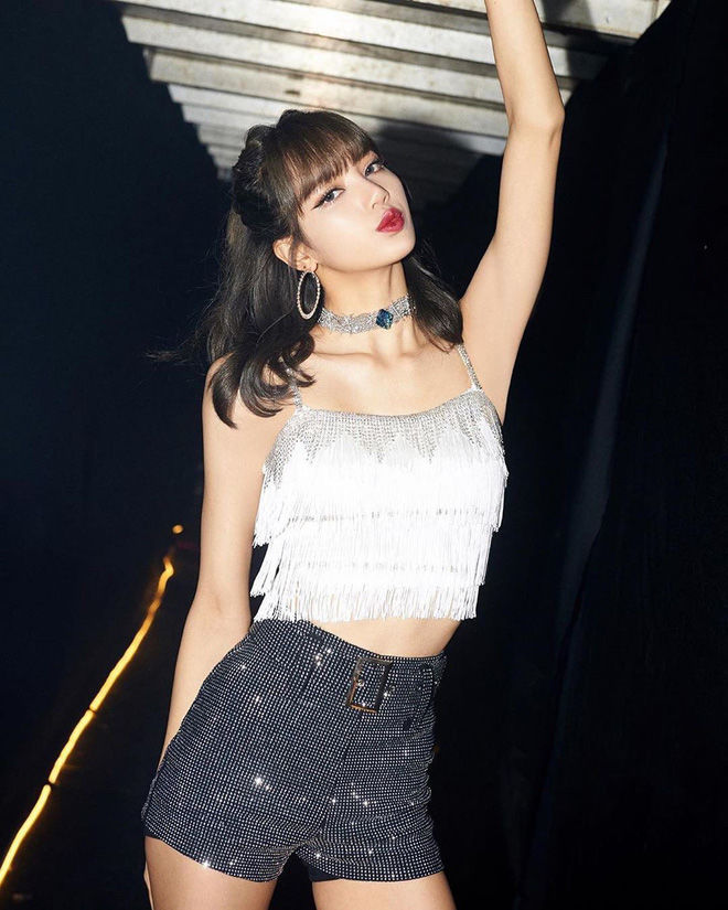 Diện crop top sexy, Lisa chứng minh mình không hề là “bức tường thành”