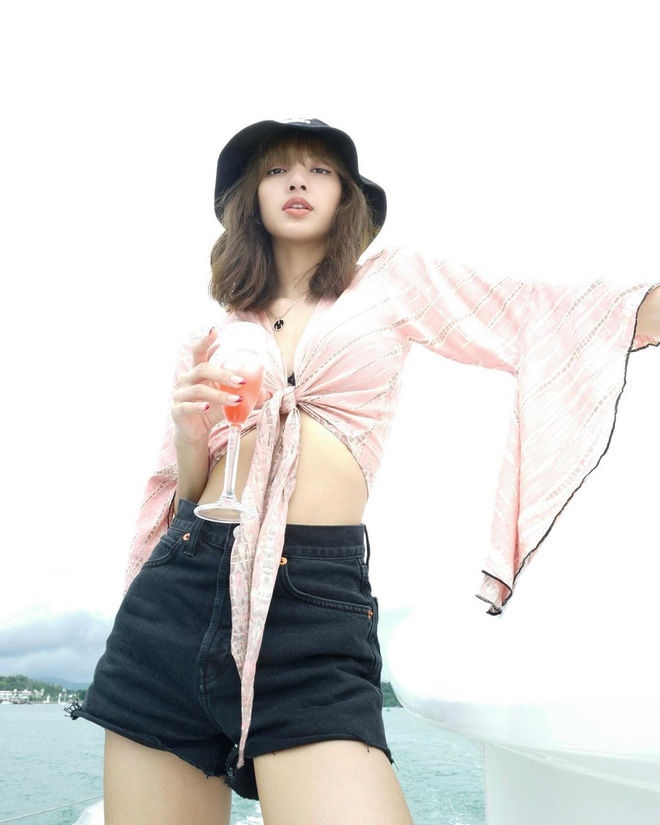 Diện crop top sexy, Lisa chứng minh mình không hề là “bức tường thành”