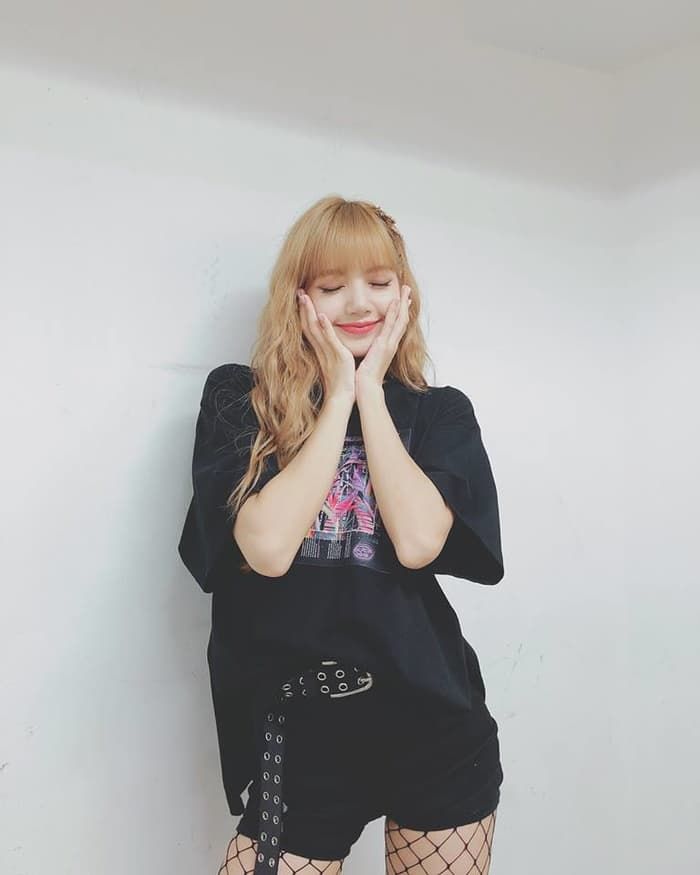 Diện đồ đơn giản vẫn cứ hot Instagram, mấy ai đạt đẳng cấp như Lisa