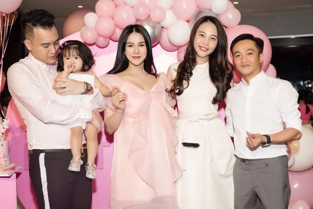 Diệp Lâm Anh lộ diện sau 1 ngày sinh con, Nhã Phương đeo nhẫn cưới