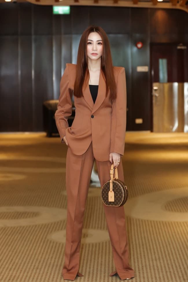 Chi Pu đáp trả tin unfollow Gil Lê, Đông Nhi chia sẻ sau 4 ngày làm vợ