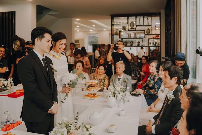 Đông Nhi khóc trong đám cưới, Cao Thắng rạng rỡ vì cưới được vợ