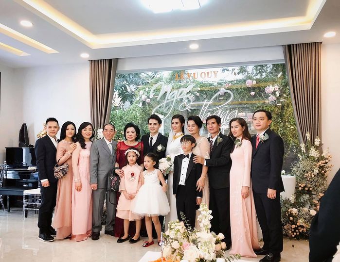 Đông Nhi thân với em chồng còn được bố mẹ chồng yêu thương hết mực