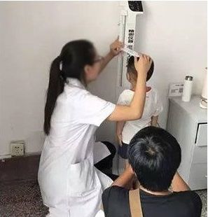 Cha mẹ cao, con lùn tịt, bác sĩ khuyến cáo không nên gọi con dậy sớm