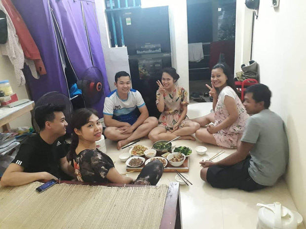 Hội bạn thân luôn có 1 đứa bình thản nhìn những đứa khác lập gia đình