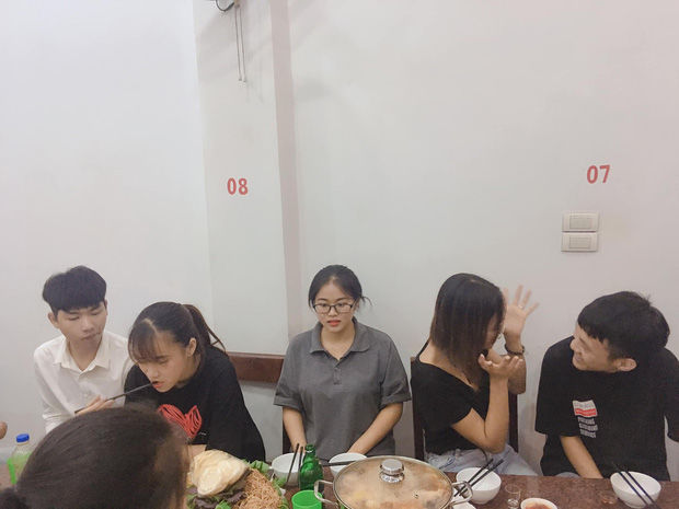 Hội bạn thân luôn có 1 đứa bình thản nhìn những đứa khác lập gia đình