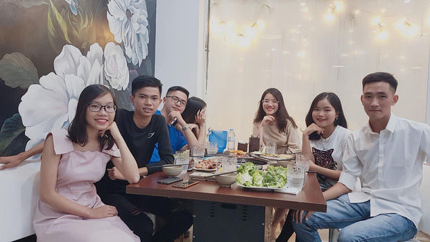 Hội bạn thân luôn có 1 đứa bình thản nhìn những đứa khác lập gia đình