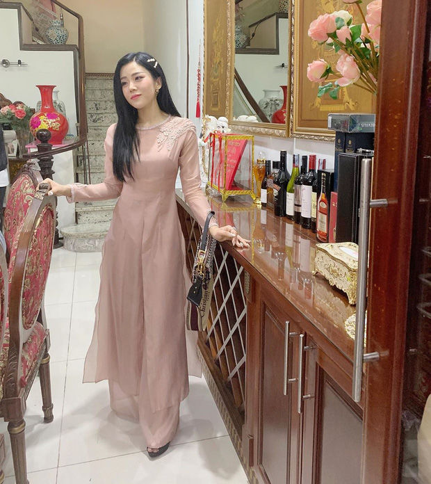 Em gái Ông Cao Thắng khoe ảnh chụp cùng cô dâu chú rể gây sốt