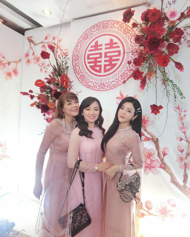 Em gái Ông Cao Thắng khoe ảnh chụp cùng cô dâu chú rể gây sốt
