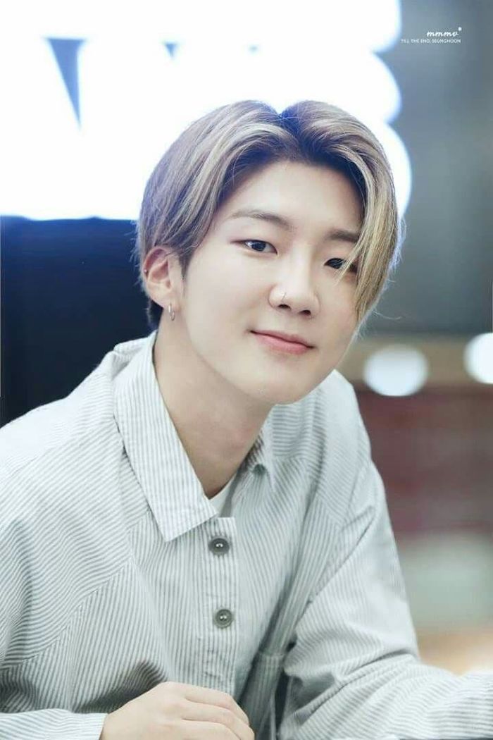 Fan bắt gặp SeungHoon (WINNER) đi xe máy, ăn bánh mì vỉa hè ở Đà Nẵng