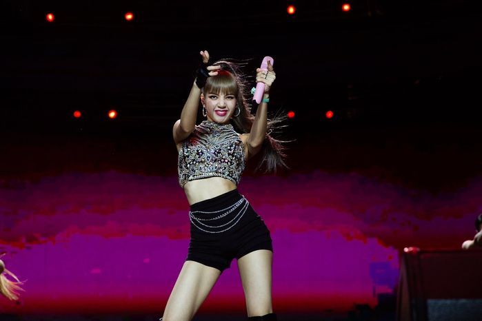 Fan tố YG vô tâm, mắng Stylist vì để Lisa mặc 1 chiếc quần suốt 3 năm