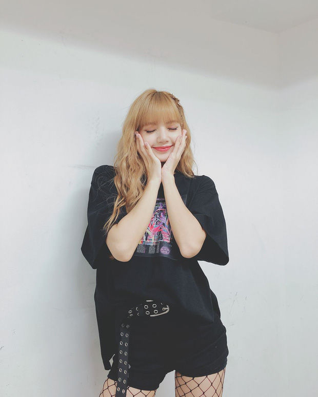 Fan tố YG vô tâm, mắng Stylist vì để Lisa mặc 1 chiếc quần suốt 3 năm