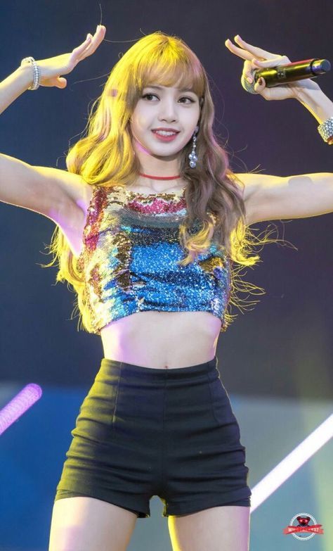 Fan tố YG vô tâm, mắng Stylist vì để Lisa mặc 1 chiếc quần suốt 3 năm