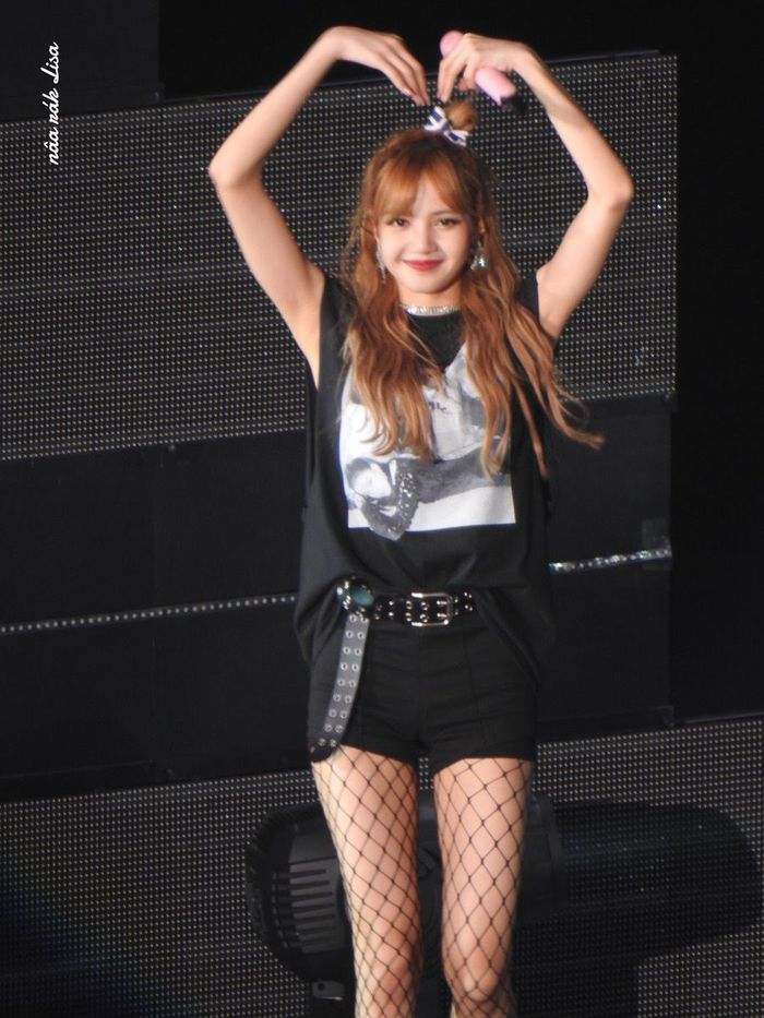 Fan tố YG vô tâm, mắng Stylist vì để Lisa mặc 1 chiếc quần suốt 3 năm