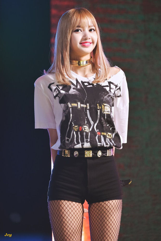 Fan tố YG vô tâm, mắng Stylist vì để Lisa mặc 1 chiếc quần suốt 3 năm