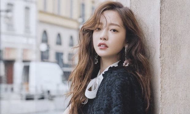 Fan xót xa vì Goo Hara trang trí cây thông trước Giáng sinh 1 tháng
