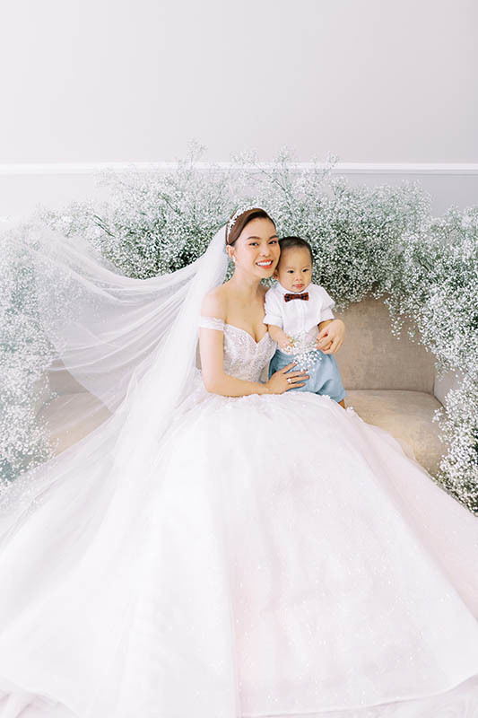 Giang Hồng Ngọc rạng rỡ chụp ảnh cưới cùng chồng và con trai 1 tuổi