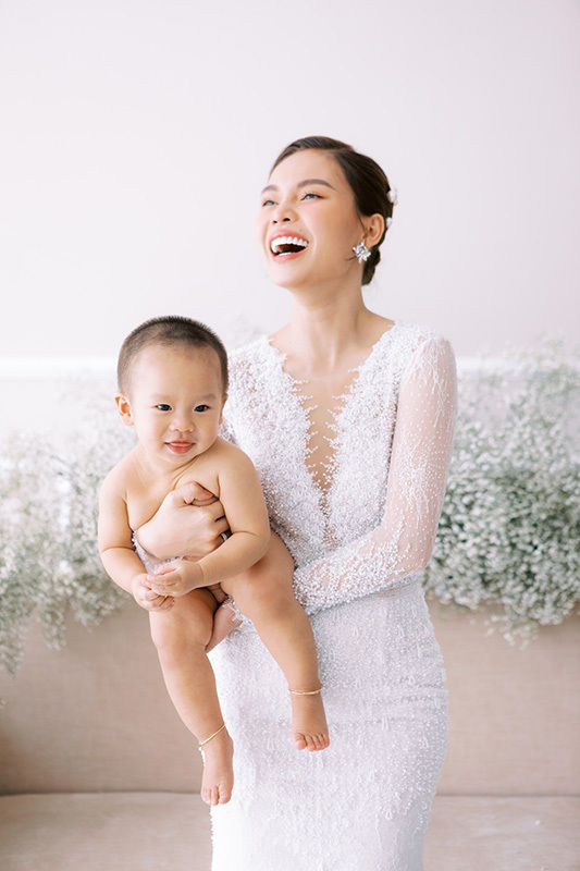 Giang Hồng Ngọc rạng rỡ chụp ảnh cưới cùng chồng và con trai 1 tuổi