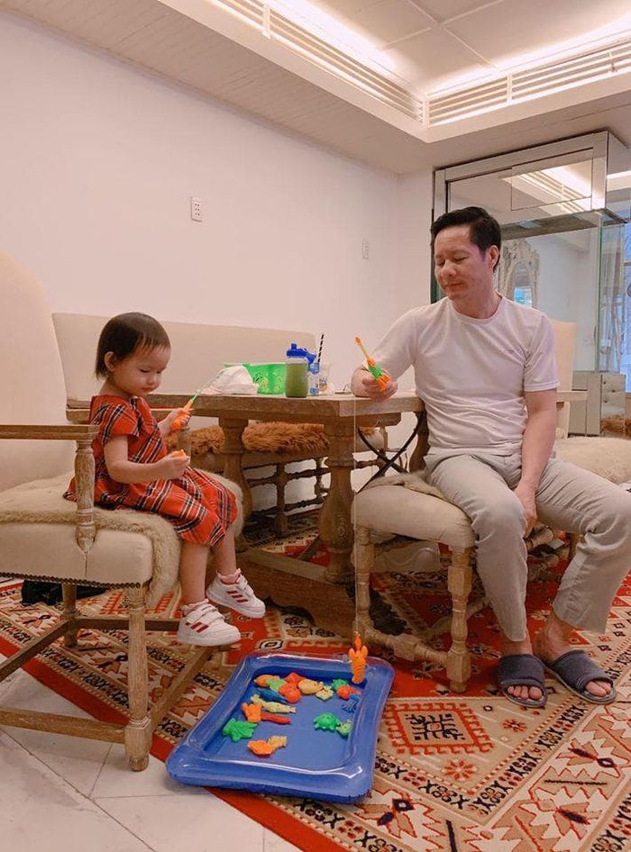 Giàu nứt vách, chồng Phan Như Thảo vẫn dạy con gái theo kiểu nhà nghèo