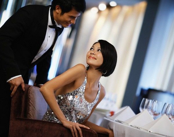 Quy tắc ăn nhà hàng: tránh cắt nhỏ thức ăn, không vừa nhai vừa nói