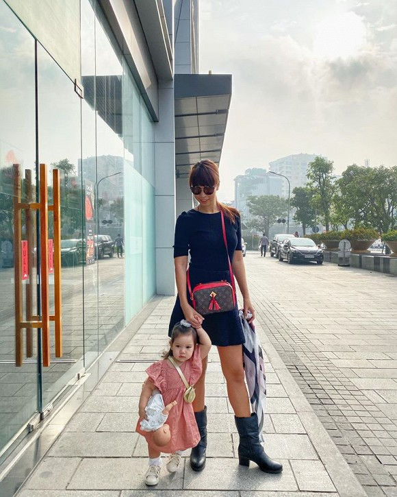 Hà Anh mua đồ cho con toàn hàng hiệu, thanh lý chỉ vài trăm vẫn bị chê