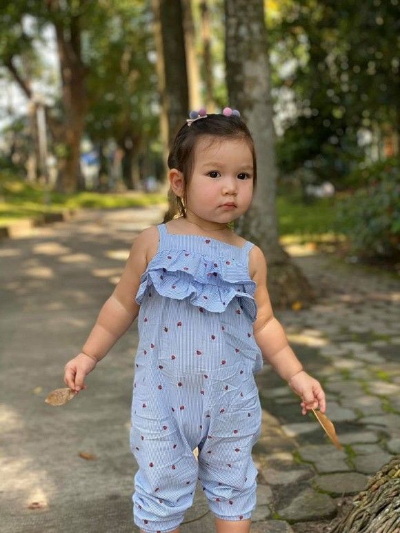 Hà Anh mua đồ cho con toàn hàng hiệu, thanh lý chỉ vài trăm vẫn bị chê