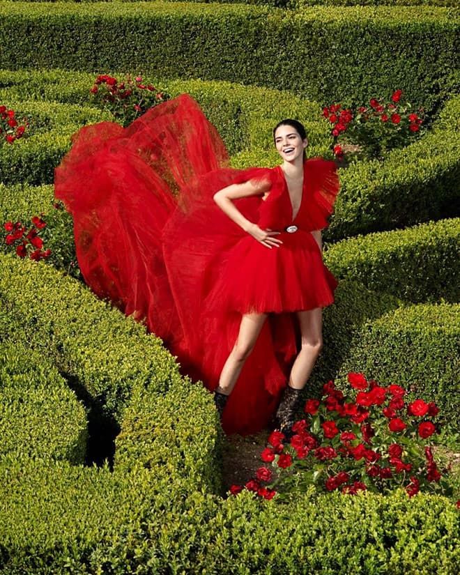 Hà Hồ vẫn tỏa sáng dù đụng hàng váy áo chan chát với mỹ nhân quốc tế