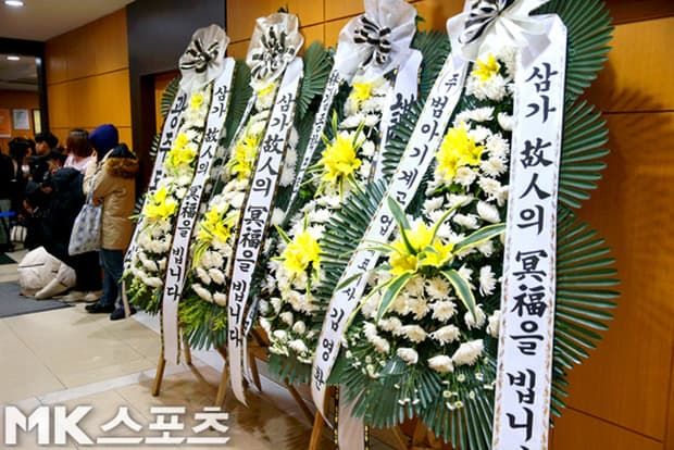 Hé lộ hình ảnh đầu tiên trong tang lễ Goo Hara, CDM bày tỏ sự đau lòng