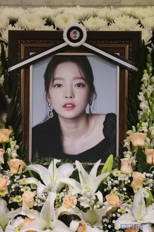 Hé lộ hình ảnh đầu tiên trong tang lễ Goo Hara, CDM bày tỏ sự đau lòng