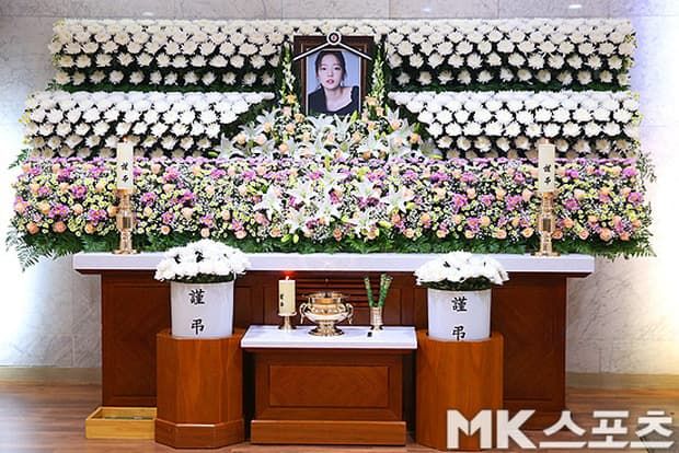 Hé lộ hình ảnh đầu tiên trong tang lễ Goo Hara, CDM bày tỏ sự đau lòng