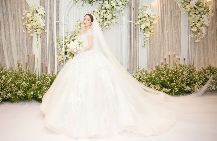 Hé lộ những khoảnh khắc đầy cảm xúc trong lễ cưới của ca sĩ Bảo Thy