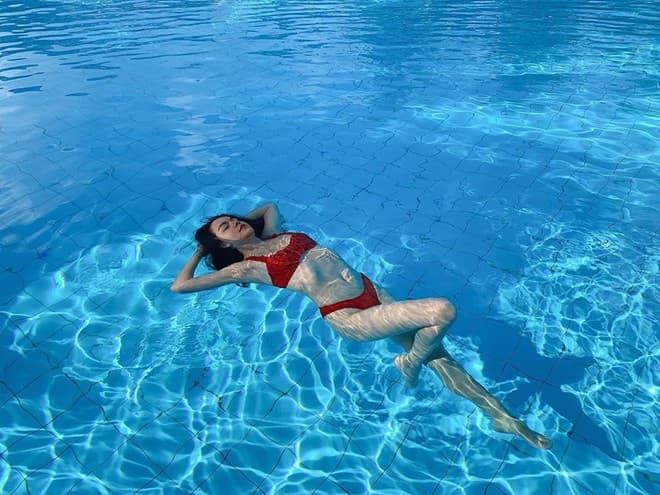 Hiếm hoi mới mặc bikini Lan Ngọc, Midu được khen nức nở vì body đẹp