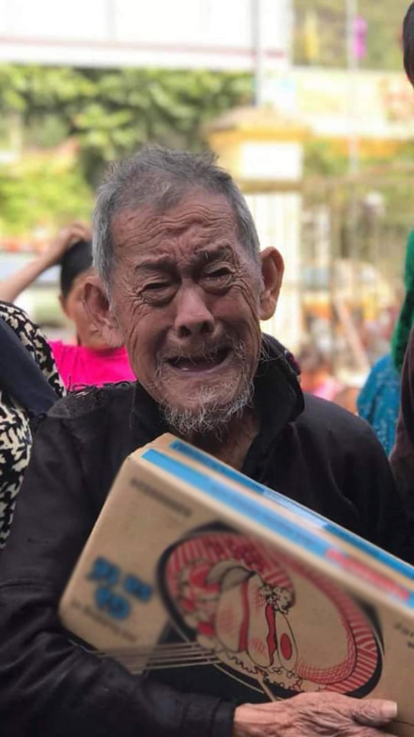 Hình ảnh ông cụ nghèo ôm chặt thùng mì tôm từ thiện khiến CĐM xúc động
