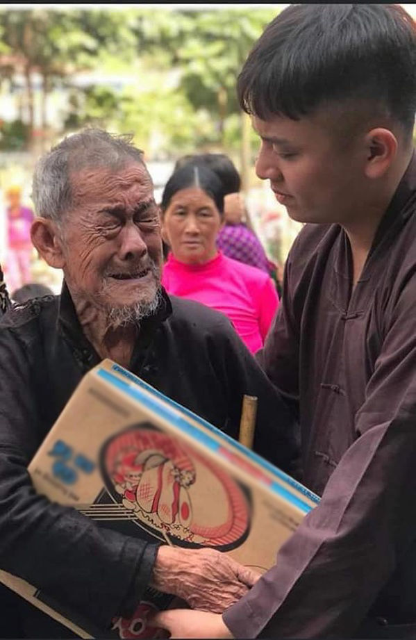 Hình ảnh ông cụ nghèo ôm chặt thùng mì tôm từ thiện khiến CĐM xúc động
