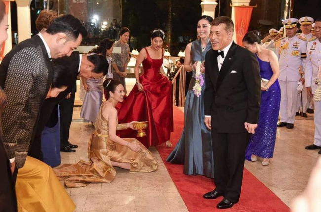 Hoàng hậu Thái Lan cười rạng rỡ, thần thái tươi tắn bên Quốc Vương