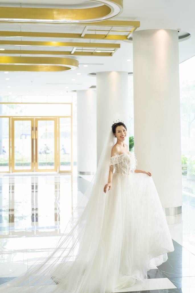 Hoàng Oanh khoe váy cưới lung linh trước thềm hôn nhân