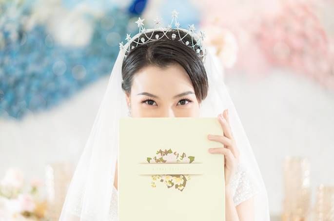 Hoàng Oanh khoe váy cưới lung linh trước thềm hôn nhân