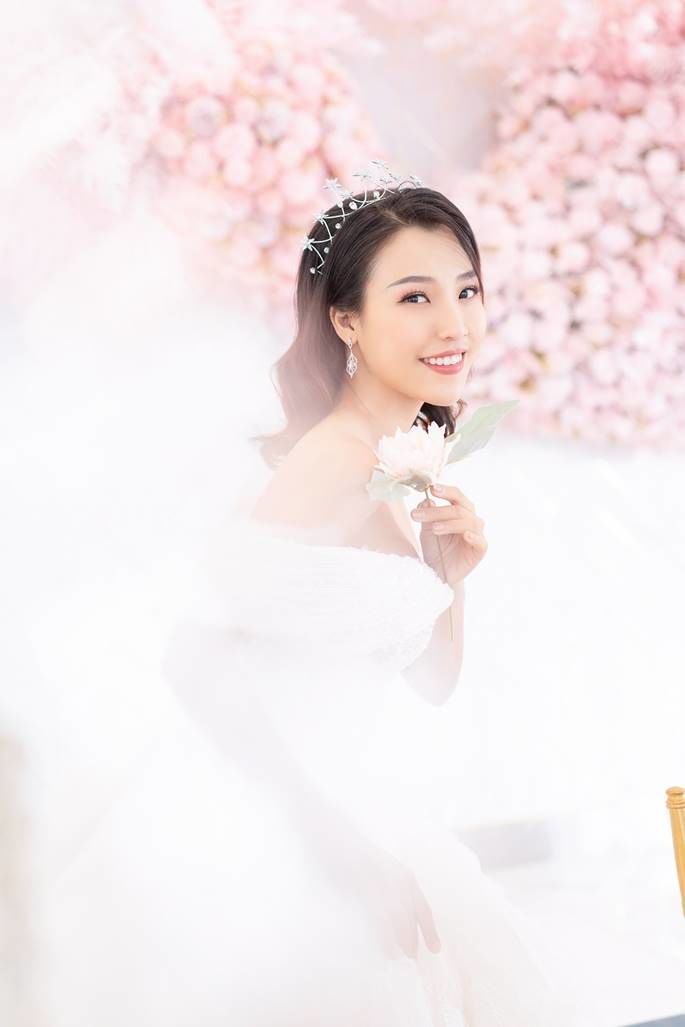 Hoàng Oanh khoe váy cưới lung linh trước thềm hôn nhân