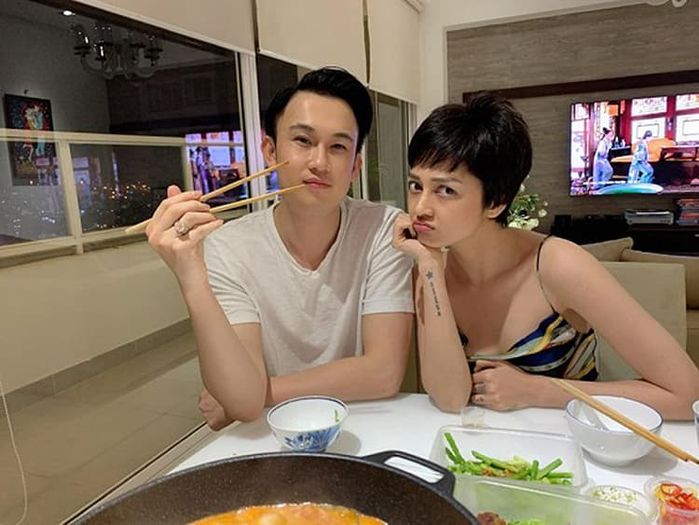 Hoàng Thùy chọn Cafe phin sữa đá, BB Hải Triều tựa Hắc Bạch công công