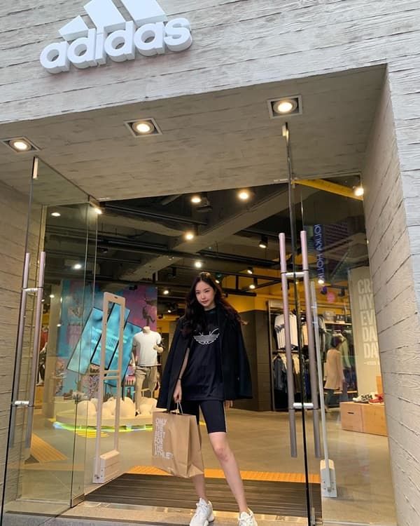 “Học lỏm” Jennie, Lisa và loạt sao nữ diện đồ sporty chic cực ấn tượng