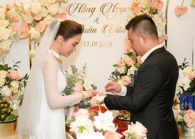 Hôn lễ Giang Hồng Ngọc không đón trẻ em, trùng ngày vui với Bảo Thy