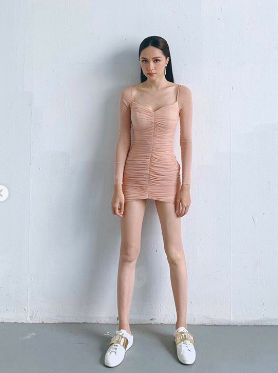 Hương Giang - Mỹ nhân quyến rũ với body nóng bỏng nhất nhì V-biz