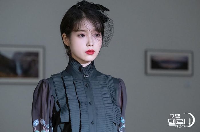 IU đụng hàng “nữ hoàng quyến rũ” HyunA: Mỗi người đẹp một vẻ