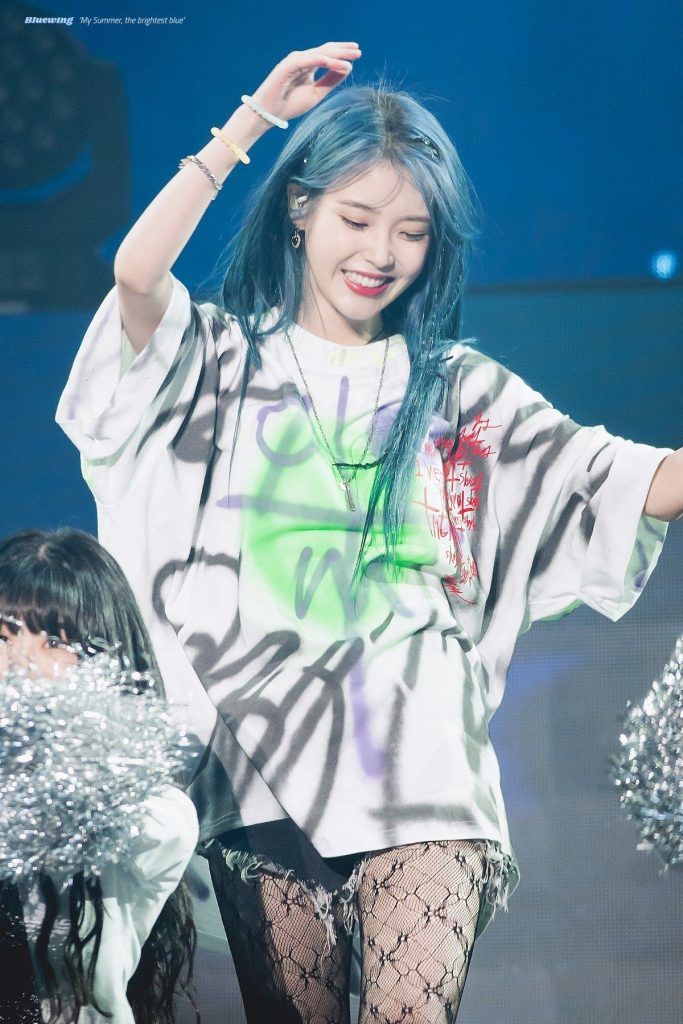 IU đụng hàng “nữ hoàng quyến rũ” HyunA: Mỗi người đẹp một vẻ