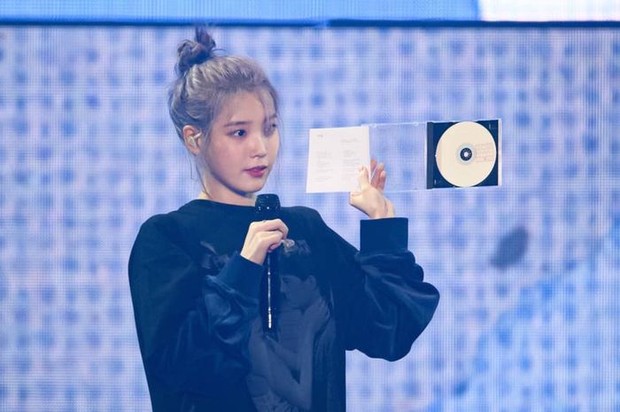 IU xinh ngất ngây trong concert Love Poem với màu tóc gây thương nhớ